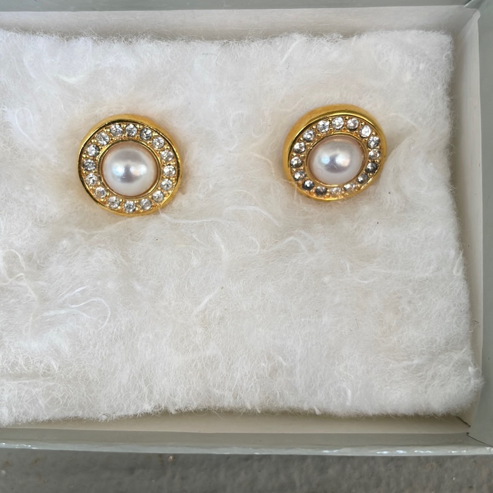 Un-worn gold , pearl and diamond stones